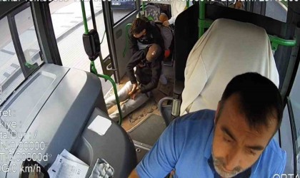 Halk otobüsü şoförü fenalaşan adamı hastaneye götürdü