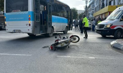 Halk otobüsüne çarpan motosikletin sürücüsü ağır yaralandı
