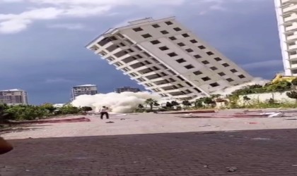 Hasarlı binanın yıkım sırasında çöktüğü anlar kamerada