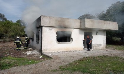 Hatayın Erzin ilçesinde metruk binada yangın