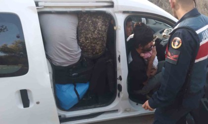 Hepsi bir otomobilden çıktı...16 kaçak göçmen jandarmayı bile şaşırttı
