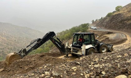 Heyelan nedeniyle kapanan yollarda çalışmalar sürüyor