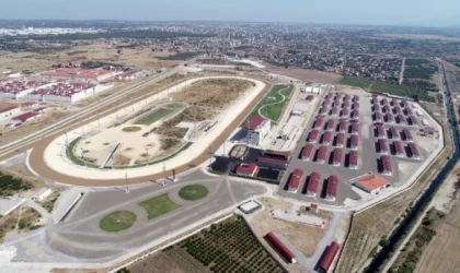 Hipodromda seyislik kursu ilanına kadınlardan yoğun ilgi