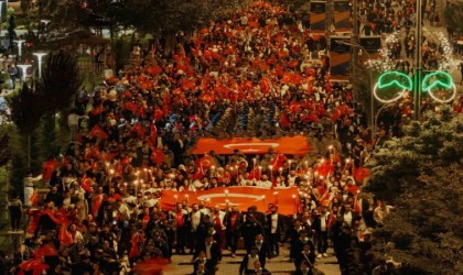 Iğdırda Cumhuriyetin 100. yılında 100 metre Türk bayrağı ile fener alayı