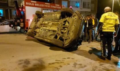 İki araca çarpıp yan yatan otomobilin alkollü sürücüsü: El frenini çekin, araba kaymasın