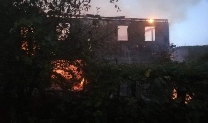 İki katlı ahşap ev alevlere teslim oldu