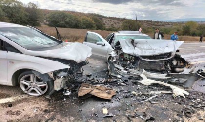 İki otomobil kafa kafaya çarpıştı: 4 yaralı