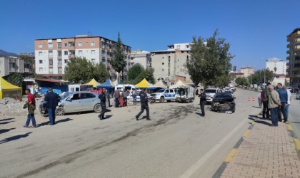 İki otomobil kavşakta çarpıştı, 1 sürücü yaralandı