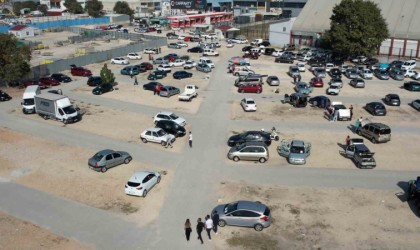 İkinci el oto pazarında sinek avladılar