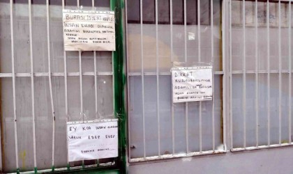 İş yeri önüne bırakılan araçlardan bıkınca bulduğu yöntem gülümsetti