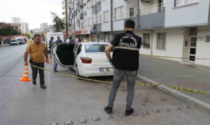İşe gitmek için bindiği otomobilinde tabancayla vuruldu