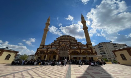 İsrail saldırısında hayatını kaybeden Filistinliler için gıyabi cenaze namazı