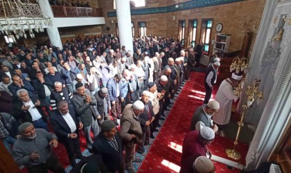 İsrailin saldırılarında hayatını kaybeden Filistinliler için gıyabi cenaze namazı kılındı