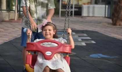 İzmir depreminin simgesi Ayda, annesinin adının verildiği parkta oynuyor