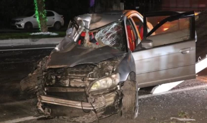 İzmir’de 2 işçi servisi ile otomobilin çarpıştığı kaza kamerada: 6 yaralı
