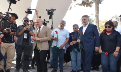 İzmir’de depremin 3’üncü yıl dönümünde hayatını kaybeden 117 kişi anıldı