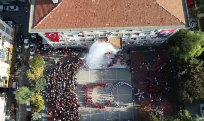 İzmirde öğrencilerden unutulmaz 100. yıl koreografisi