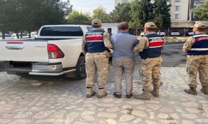 Jandarma ekipleri 7 ayrı suçtan aranan 16 yıl 3 ay cezası bulunan şahsı kıskıvrak yakaladı