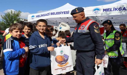 Jandarmadan öğrencilere hayvanat bahçesi gezisi