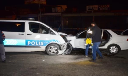 Kaçan sürücünün otomobili, takip sırasında polis aracına çarptı; 8 yaralı