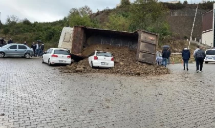 Kamyon, 2 otomobile çarpıp, 3 aracın üzerine devrildi; şoför yaralandı