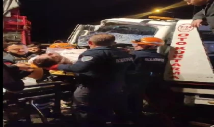 Kamyona çarpıp sıkışan çekici sürücüsünü itfaiye kurtardı