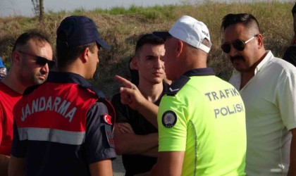 Kamyonetin aynasına çarpıp otomobilin altında sürüklenen motosiklet sürücüsü hayatını kaybetti