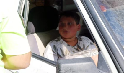 Kamyonetteki 3 çocuk, polisi alarma geçirdi