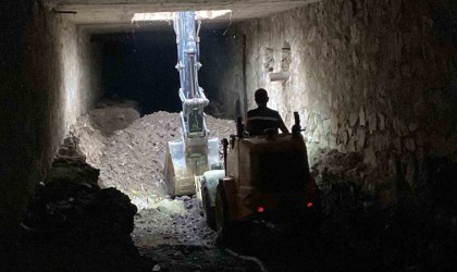 Kapalı kesitli dereler özel araçlarla temizleniyor