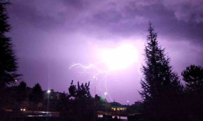 Karabükte yıldırımlar gökyüzünde görsel şölen sundu