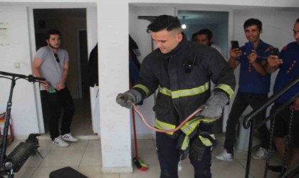 Kargo şubesine giren yılan, itfaiye ekipleri ve çalışanlara zor anlar yaşattı