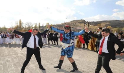 Kars Valisi, Cumhuriyet halayına katıldı