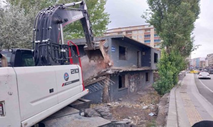 Karsta metruk binalar yıkılıyor