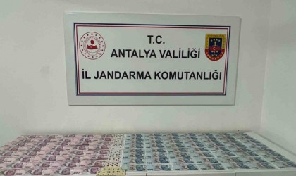 Kasap dükkanında kumar oynarken yakalandılar