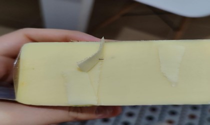 Kaşar peynirinin içinden çıkan siyah cisim karşısında hayrete uğradı