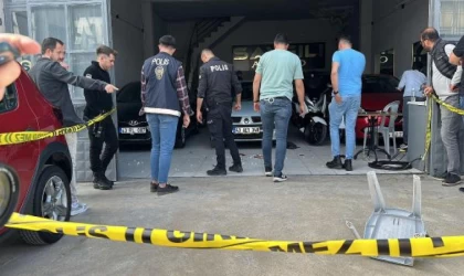 Kasklı saldırgan, galericiyi silahla ağır yaraladı