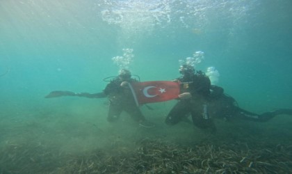 Kaymakam ve belediye başkanı Cumhuriyet için denize daldı