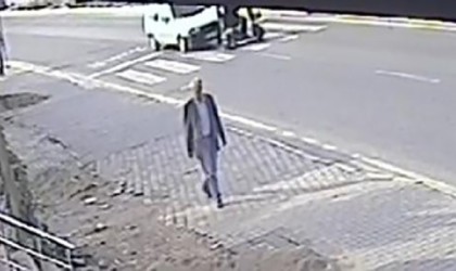 Kaza göz göre göre geldi: Akülü araca böyle çarptı