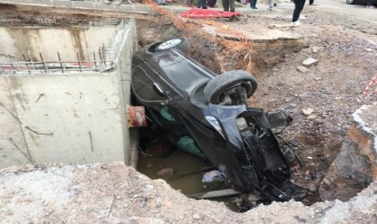 Kaza yapmamak için direksiyonu kırdı, çukura düştü