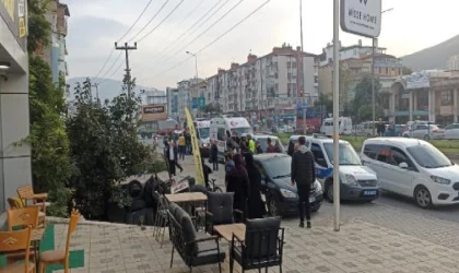 Kendisine bıçakla saldıran husumetlisine otomobil jantıyla vurdu; 2 yaralı
