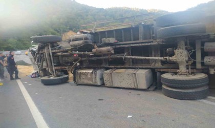 Kepek yüklü kamyon yola devrildi: 2 yaralı