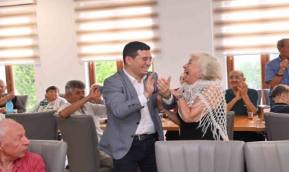 Kepez Belediye Başkanı Tütüncü, huzurevi sakinleri ile bir araya geldi