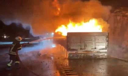 Kereste yüklü TIR’ın dorsesi yandı