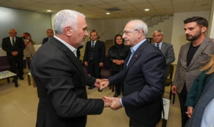Kılıçdaroğlu, CHP’li eski milletvekili Nihat Yeşil’e taziye ziyaretinde bulundu