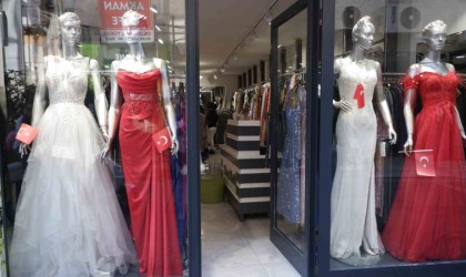 Kırmızı beyaz elbiselerle donatılan bu vitrinleri görenler dönüp bir daha bakıyor