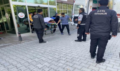 Konyada minibüs bariyere çarptı: 2 yaralı