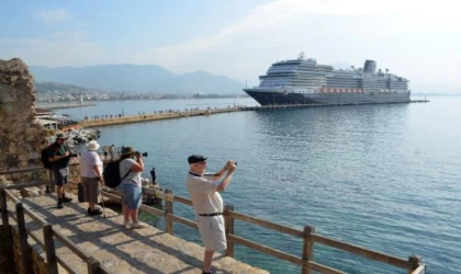 Kruvaziyer, İsrail’de rota değiştirip Alanya’ya demirledi