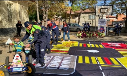 Kütahyada jandarmadan öğrencilere trafik güvenliği eğitimi