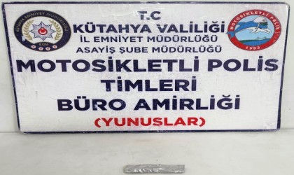 Kütahyada Yunus Timlerince bir kişinin üzerinde uyuşturucu ele geçirildi