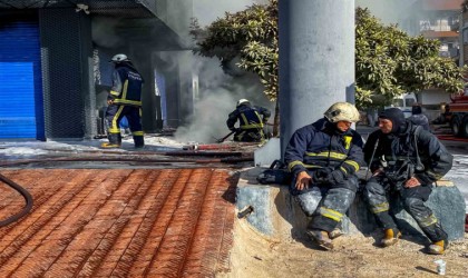 Lastik deposunda çıkan yangın saatler süren müdahale sonunda kontrol altına alındı